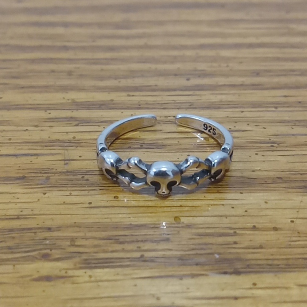 COPY - Sterling silver skull ring